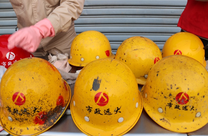 1646624268507057.jpg 南昌市政遠(yuǎn)大團(tuán)支部開展“為產(chǎn)線員工清洗安全帽”活動(dòng)691.jpg