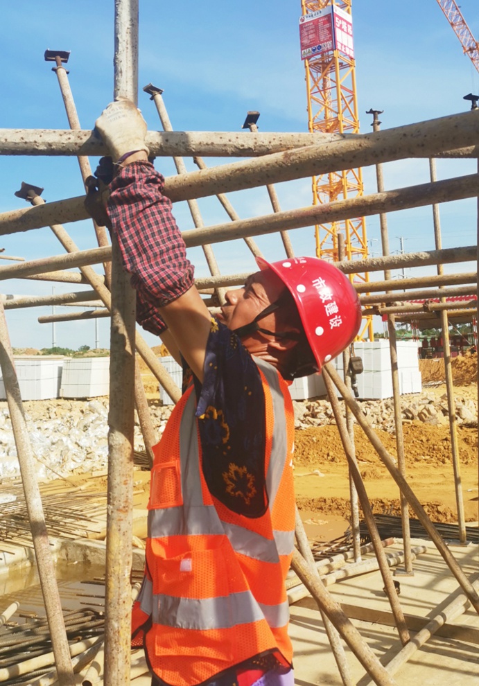 南昌市政建設(shè)者高溫酷暑忙施工趕進度 南昌市政建設(shè)者高溫酷暑忙施工趕進度