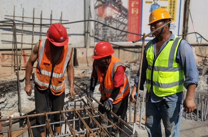 南昌市政建設(shè)者高溫酷暑忙施工趕進度 南昌市政建設(shè)者高溫酷暑忙施工趕進度