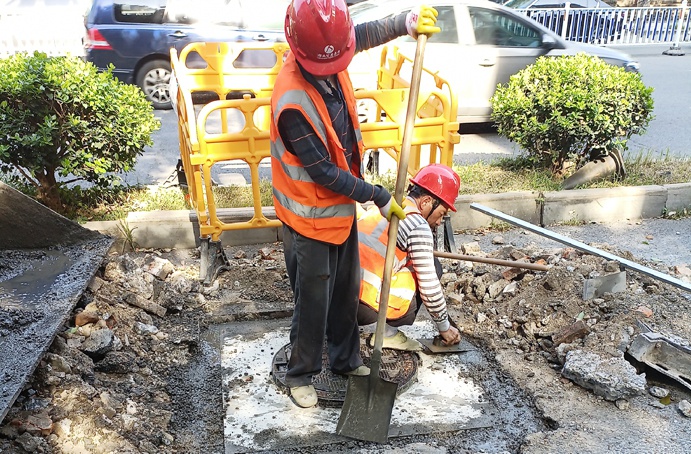 南昌市政建設(shè)者高溫酷暑忙施工趕進度 南昌市政建設(shè)者高溫酷暑忙施工趕進度