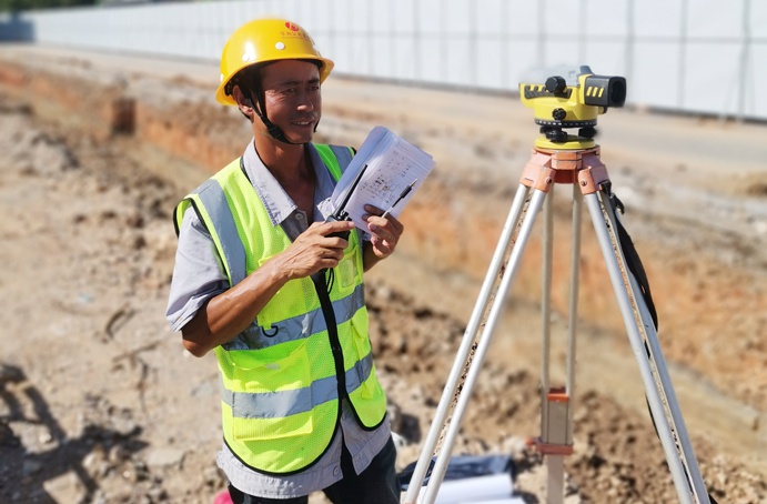南昌市政建設(shè)者高溫酷暑忙施工趕進度 南昌市政建設(shè)者高溫酷暑忙施工趕進度