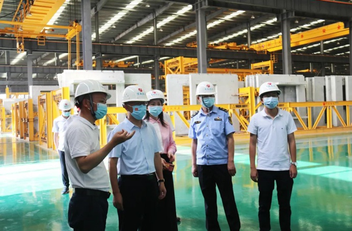 南昌縣委常委、組織部部長(zhǎng)鄔春華到市政遠(yuǎn)大公司進(jìn)行安全例行檢查